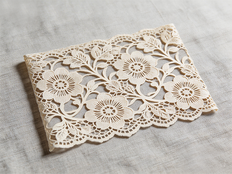 Kodėl audinių pjovimo sistemos pereina prie kelių ašių lazerinių valdiklių? Efektyvumas yra svarbiausia.